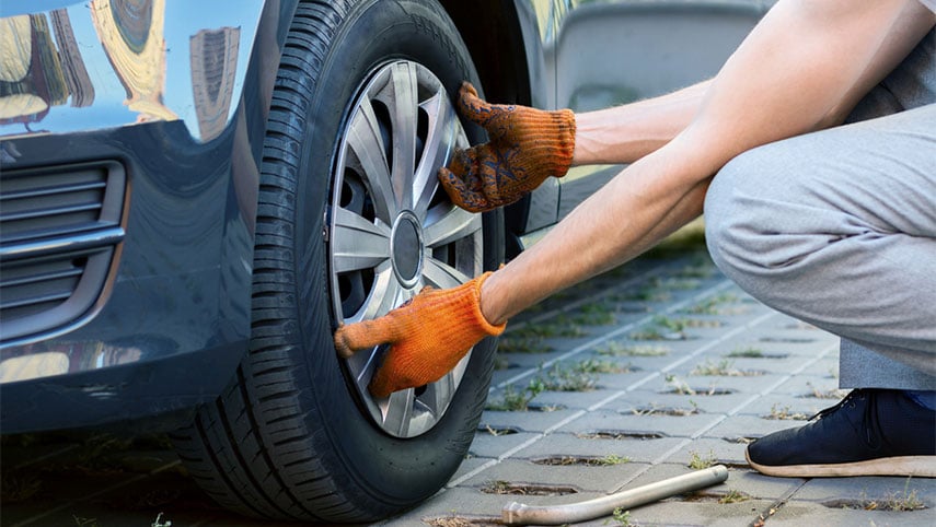 changer-roue-voiture-garagiste