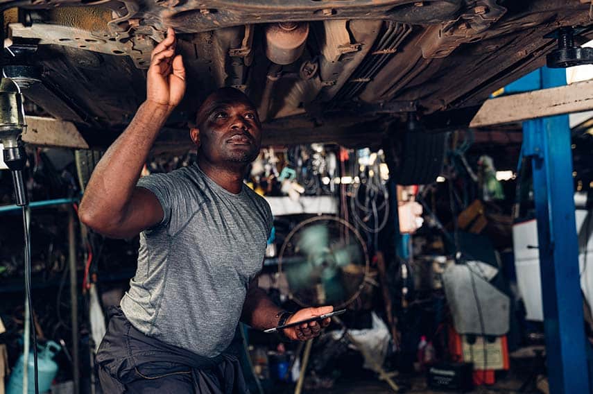 technicien-inspection-moteur-huile